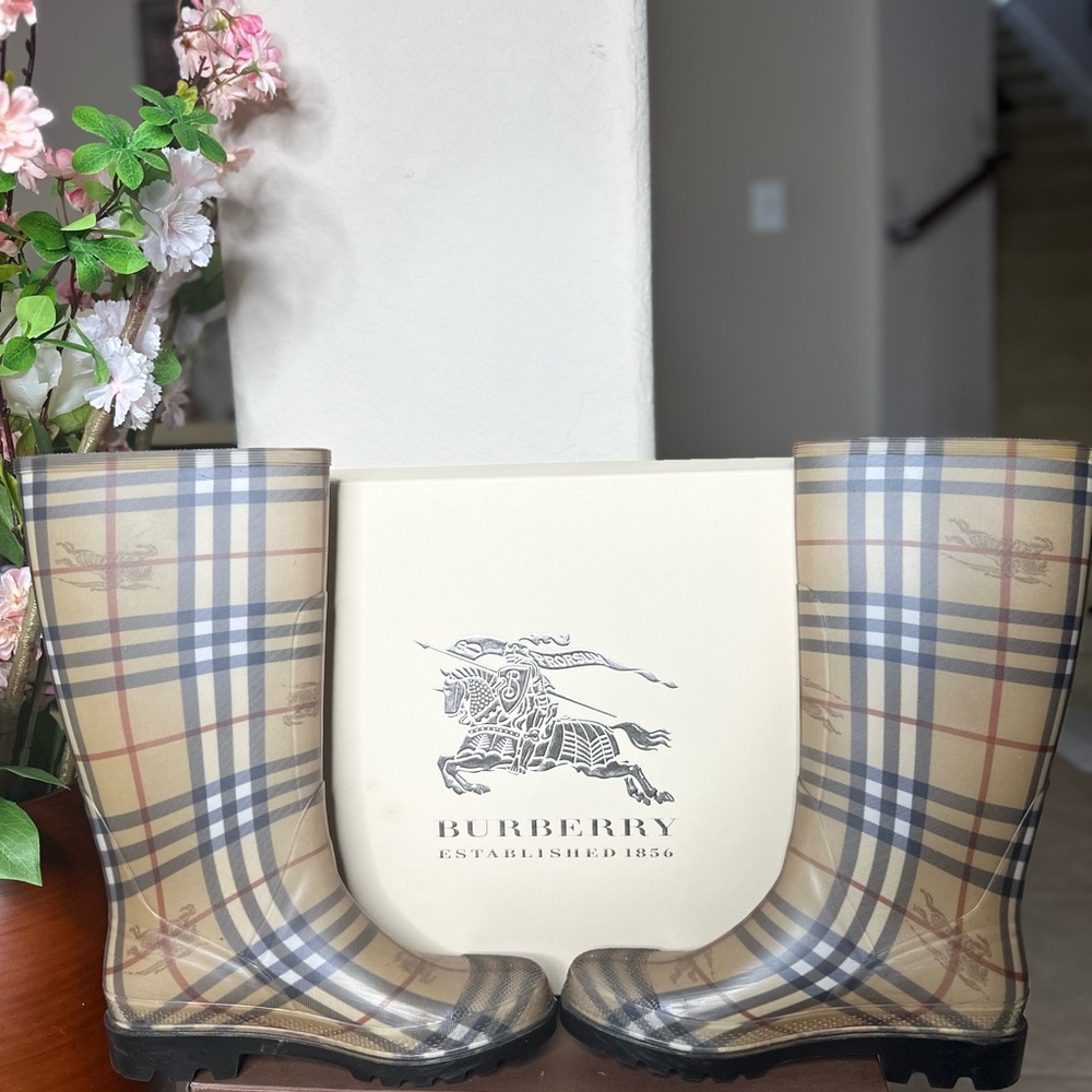 Burberry Boots, size 40, box included!